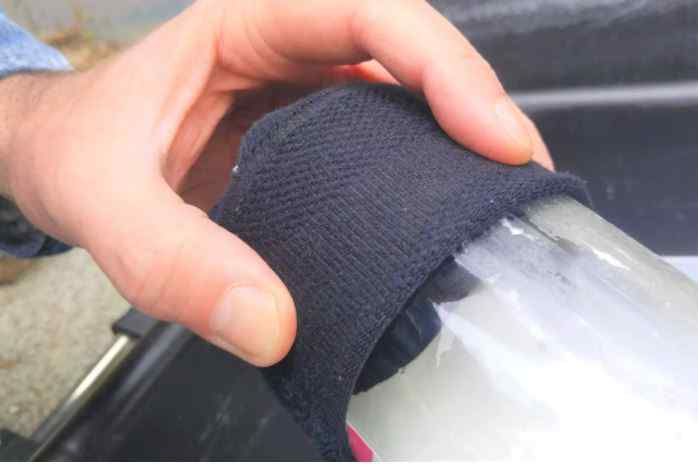 bucată de textil si pahar