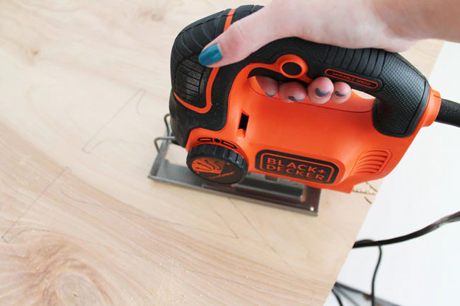 taiere cu fierastrau electric black and decker